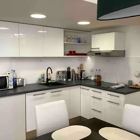 Quiet, Spacious And New 72m2 Old Town - Perfect For 4-6 דירה